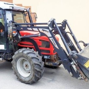 foto 5t tractor with loader+forks (newish !